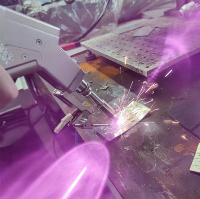 قیمت خوب زبان سیستم سفارشی سر جوش لیزر 2000W قدرت قابل استفاده برای جوش آنلاین